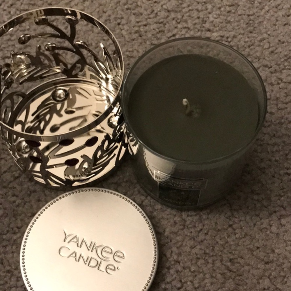 Yankee Candle “Mistletoe” with decorative candle holder